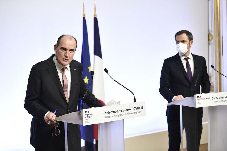 El primer ministro galo, Jean Castex, se dirige a los medios escoltado por el titular de Sanidad, Olivier Véran.