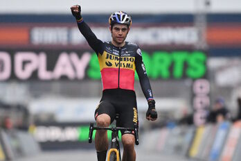 Van Aert celebra su cómodo triunfo en la prueba del Superprestigio de Zolder.