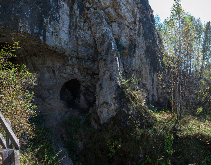 La entrada de la cueva de Denisova, donde recuperaron parte de los sedimentos del estudio.
