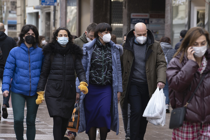 Personas caminan por la calle con mascarilla en Gasteiz.