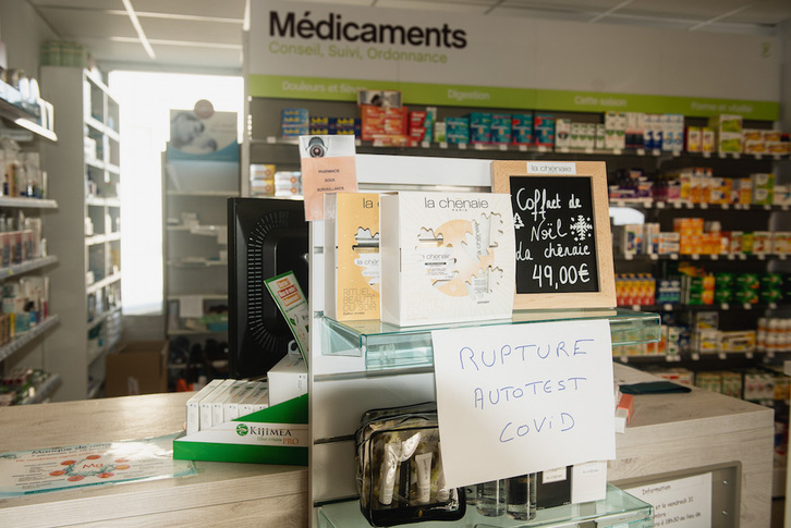 En las últimas semanas la fuerte demanda ha hecho que escasearan los autotest, como en esta farmacia de Baiona. (Guillaume FAUVEAU)