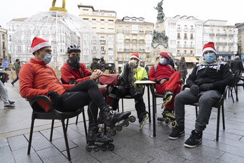 Este grupo de cinco personas en una terraza de Gasteiz estaría dentro de las limitaciones que aplicará el LABI.