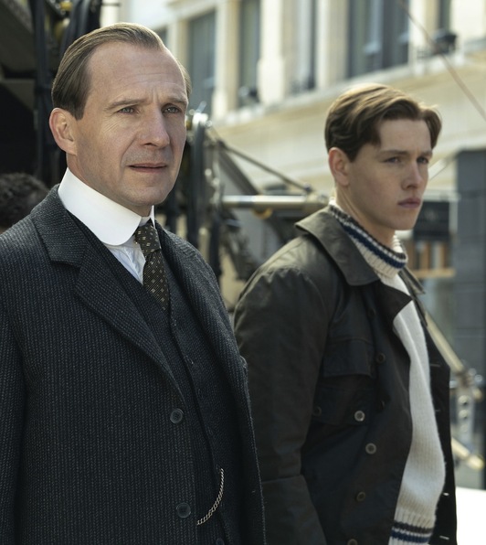Ralph Fiennes encabeza el reparto junto a Harris Dickinson.