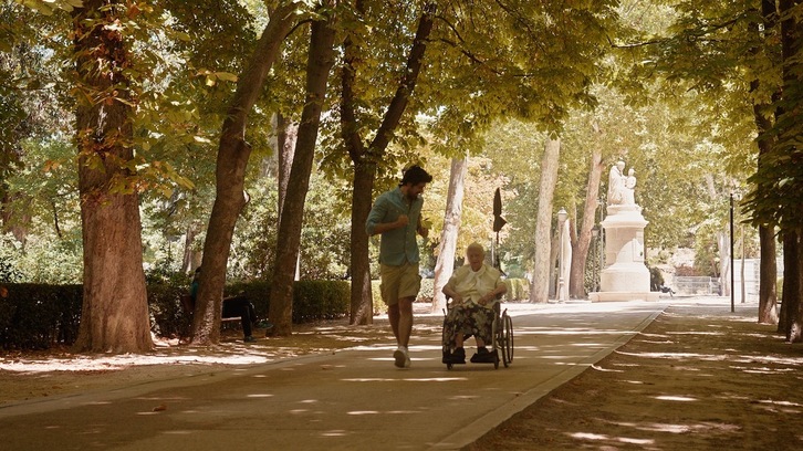 Miguel Ángel Muñoz en el parque con su tía abuela Luisa Cantero.