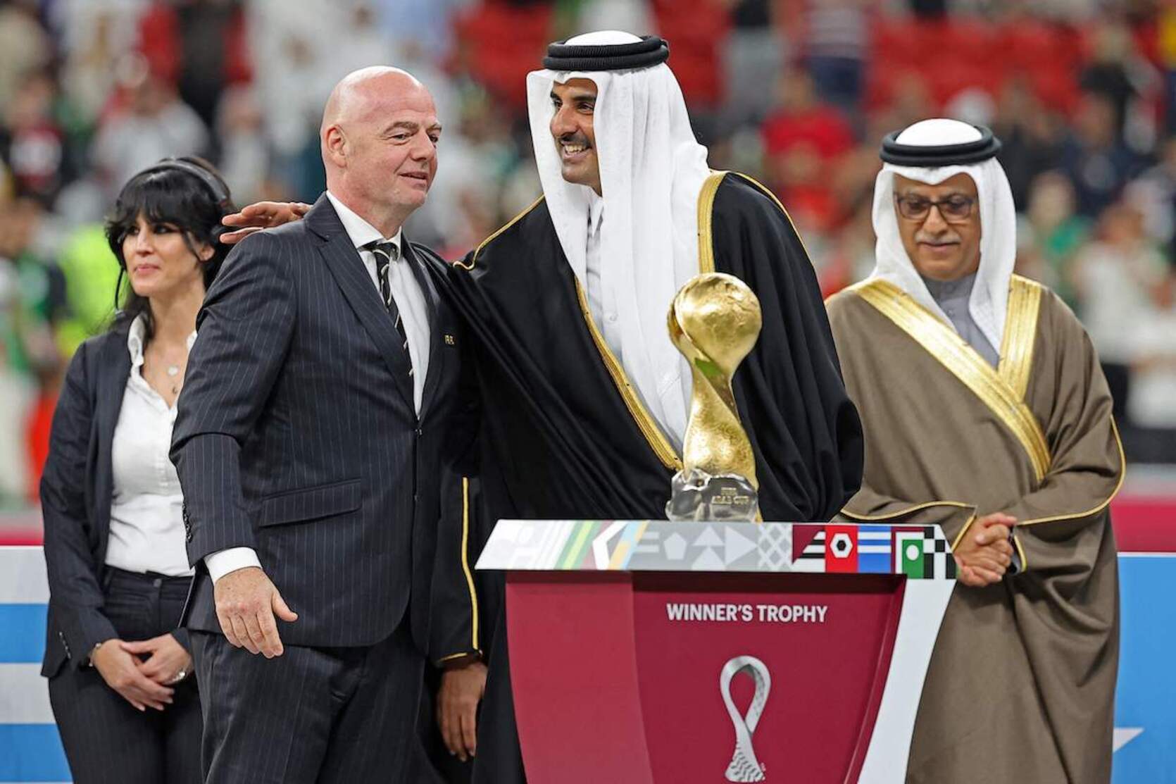 El presidente de la FIFA Gianni Infantino charla con el Emir qatarí Tamim bin Hamad al-Thani en la entrega de trofeos de la Copa árabe. 