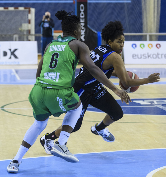 Harden ayudó a Coulibaly en las labores de ataque