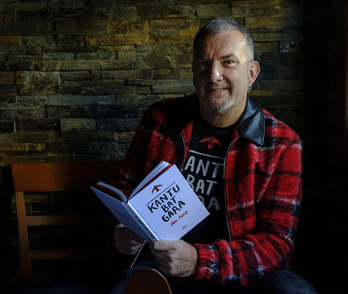 Jon Maia ‘Kantu bat gara’ disko-liburuarekin.