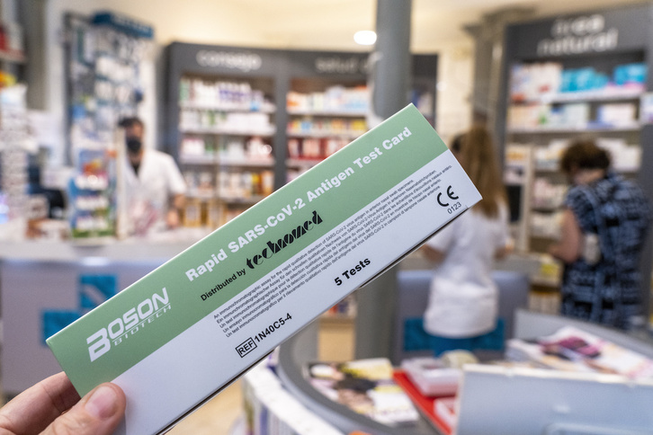 Test de antígenos en una farmacia de Bilbo.