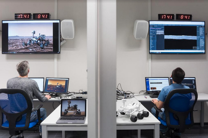 Investigadorres del grupo IBeA analizando las muestras de Marte.