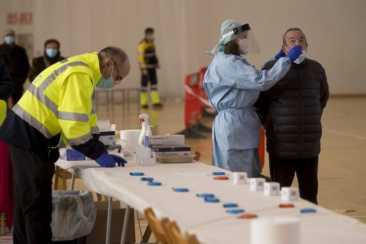 Personal sanitario realiza pruebas de antígenos en el polideportivo de Erriberri. 