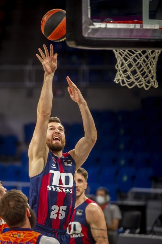 Aunque no juegue este jueves, Alec Peters regresa al Baskonia.