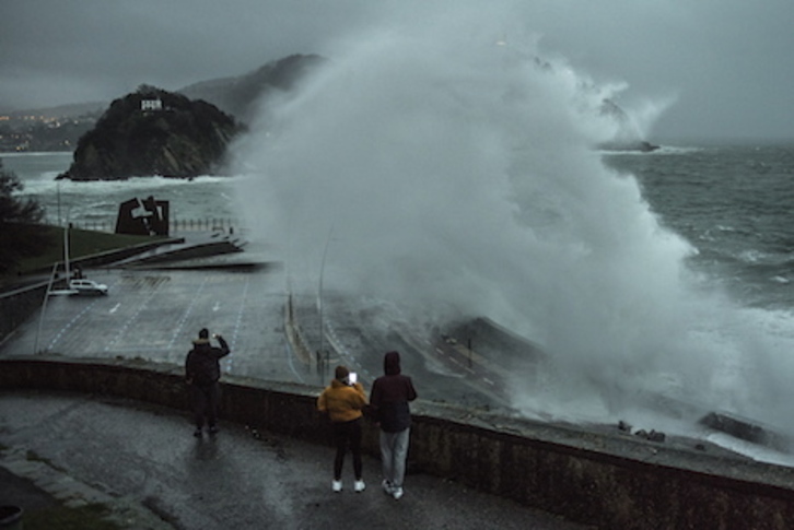 Resaca es lo que queda tras el acontecimiento. 