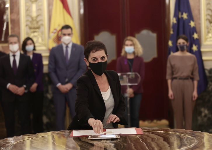 Mertxe Aizpurua (EH Bildu), firmando un pacto contra la violencia machista ante Pedro Sánchez y otras autoridades.