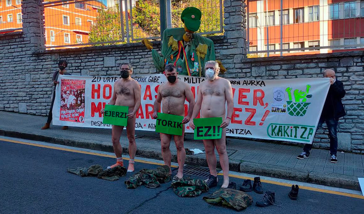 Activistas de Kakitzat en la protesta.