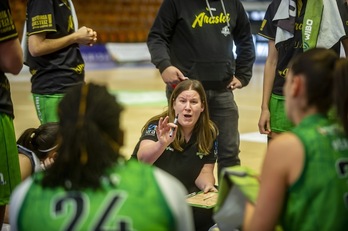 Madelen Urieta Mendizorrotzan prentsaurreko batean.