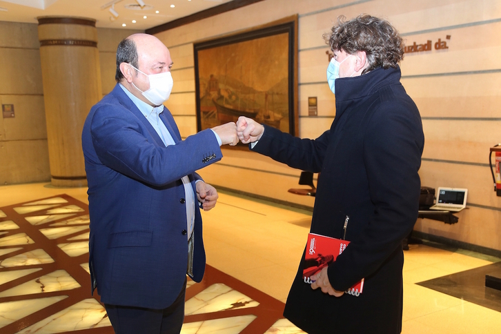 Andoni Ortuzar y Eneko Andueza se saludan en Sabin Etxea antes de su primera reunión.