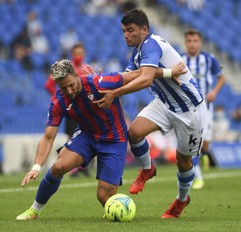 Eibarrek Anoetako derbia irabazi zuen lehen itzulian. Irudian, Fran Sol eta Aldasoro.