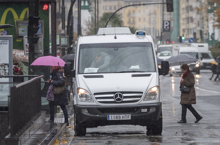 Imagen de un taxi de Donostia durante una jornada de huelga de los conductores en 2019.