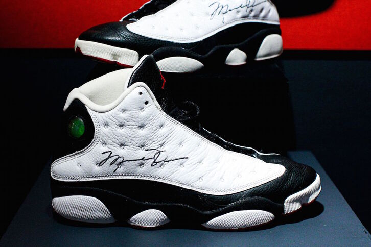 Las zapatillas vendidas en subasta del jugador de baloncesto Michael Jordan. 