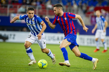 Expósito, autor del tercer gol azulgrana, avanza con el balón ante Sangalli.
