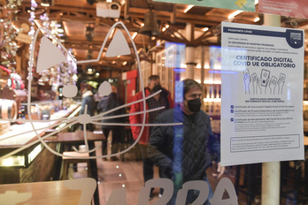 Un establecimiento de Iruñea con un cartel en el que se reclama el pasaporte covid.