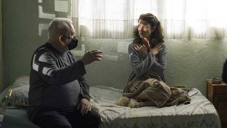 Imanol Uribe dirigiendo a Juana Acosta en ‘Llegaron de noche’.