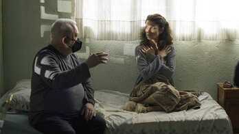 Imanol Uribe dirigiendo a Juana Acosta en 'Llegaron de noche' 