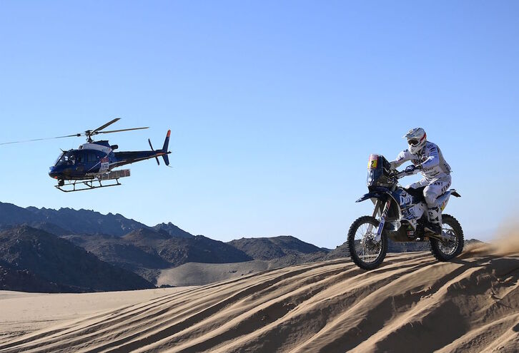 Uno de los participantes del Dakar 2022 sortea las dunas de Arabia Saudí con su moto.