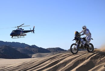 Uno de los participantes del Dakar 2022 sortea las dunas de Arabia Saudí con su moto