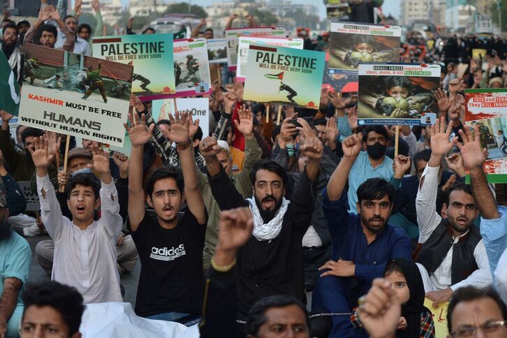 Palestinos protestan en contra del régimen israelí en Karachi. 