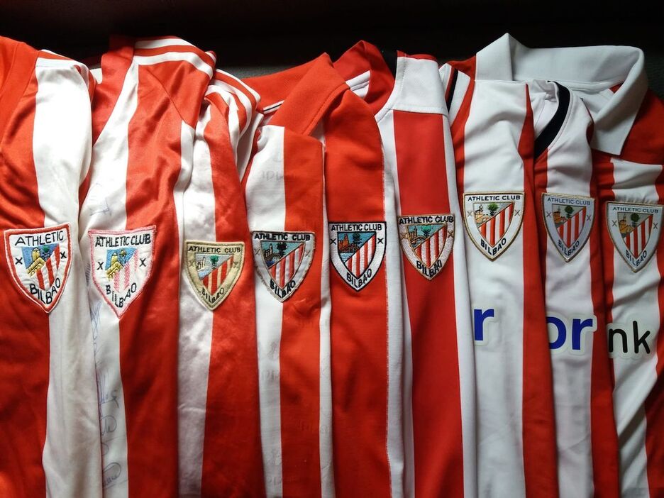 Athleticeko elastiko ezberdinak elkarren ondoan.