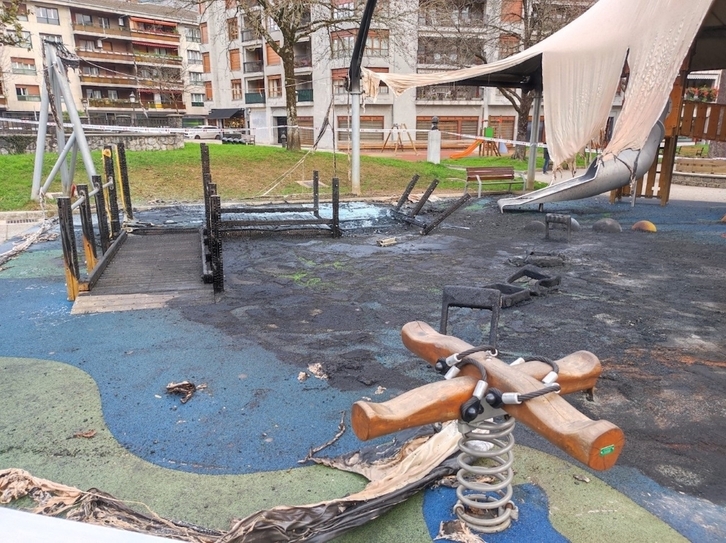 Estado en el que ha quedado el parque calcinado en Azkoitia.