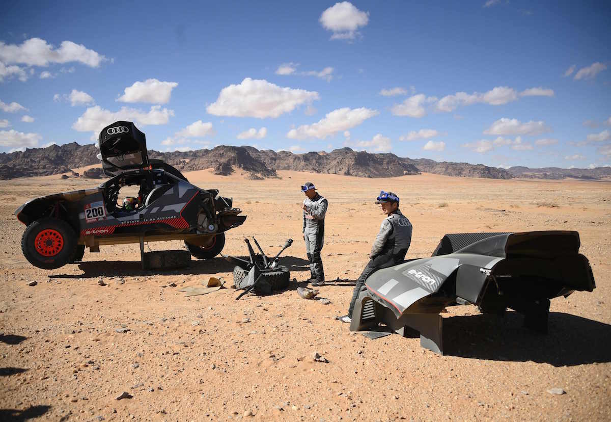 Stéphane Peterhansel y su copiloto esperan ser atendidos durante la etapa de este domingo. (Franck FIFE/AFP)