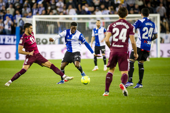 Merino intenta obstaculizar a Loum en el derbi jugado en Mendizorrotza.