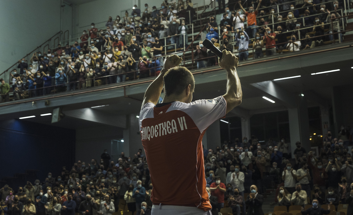 Oinatz Bengoetxea, Atano III.eko zaleei txalotuz. (Jon URBE/FOKU)