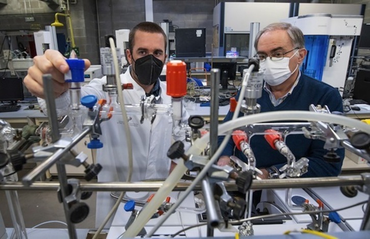 Irudian, Iker Aguirrezabala SUPREN taldeko ikerlaria eta proiektuaren burua eta egitasmoa zuzentzen duen Pedro Luis Arias ikertzailea.