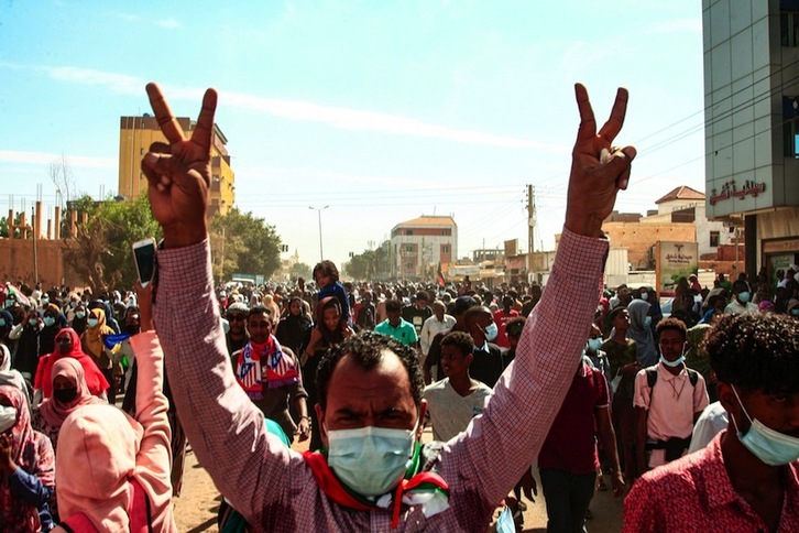 Un manifestante hace la señal de victoria pese a la represión de las protestas.