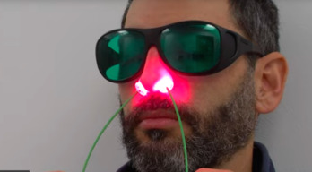 Un voluntario se somete a la fotodesinfección.