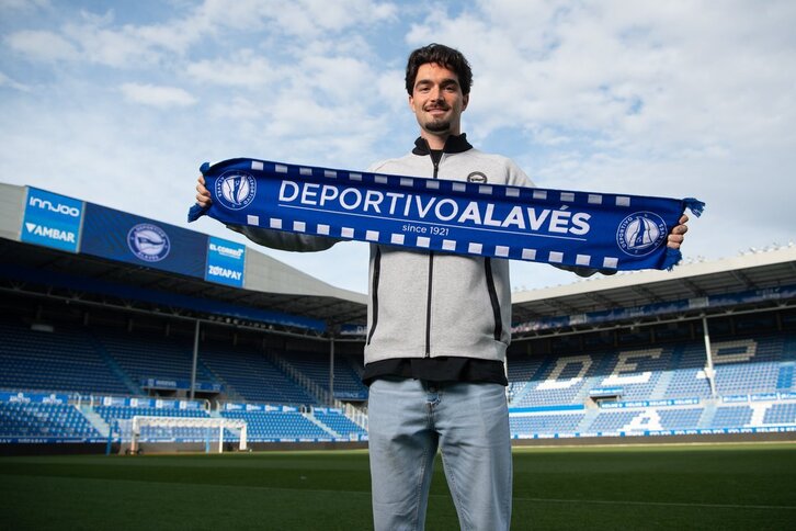Jason posa para los medios con la bufanda del Alavés.