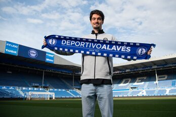 Jason posa para los medios con la bufanda del Alavés