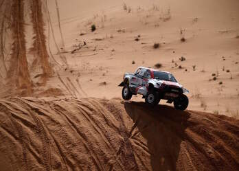 Uno de los participantes del Dakar 2022 cruzando una duna.