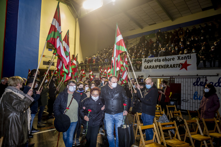 Xanti Iparragirreri Eskoriatzan eskaini dioten ekitaldi zibila.