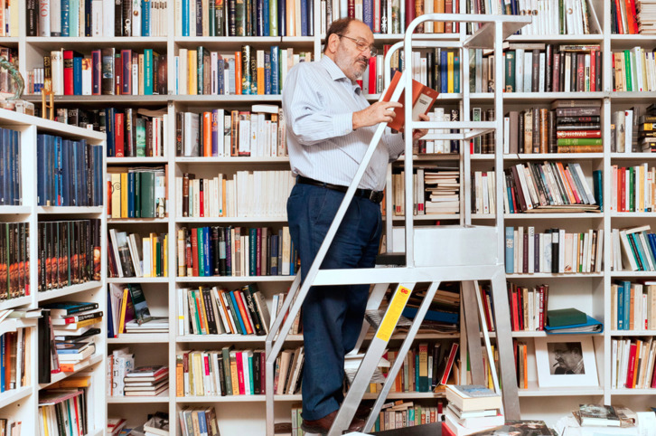 Umberto Eco, en 1977, en la librería de su casa de Módena.