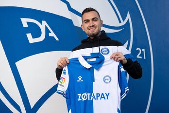 Gonzalo Escalante posa con los colores de su nuevo equipo. 