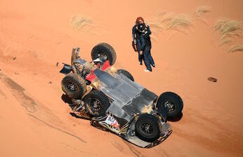 Jornada accidentada en el Dakar, con varios incidentes y penalizaciones.