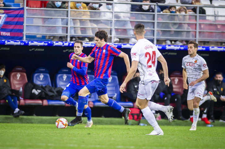 Leschuk, autor del gol azulgrana, avanza con el balón.
