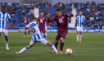 Oyarzabal ha marcado dos goles, el segundo al transformar el penalti por este pisotón de Javi Rubio.