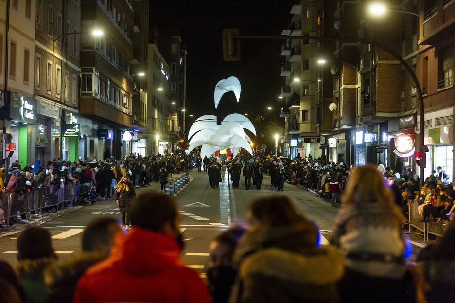 Una multitud se ha concentrado al paso de la cabalgata en Gasteiz. 