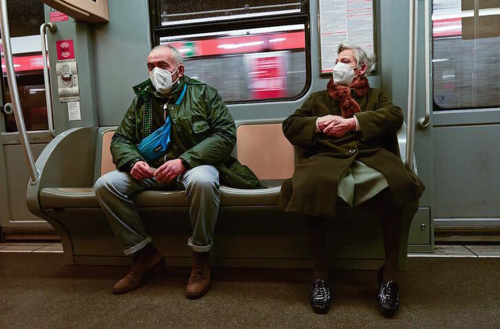 Dos personas en el metro de Milan.