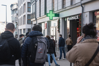 Les files d'attente s'allongent devant toutes les pharmacies.